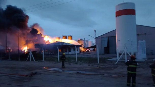 Los bomberos tratan de contener las llamas tras la explosión.