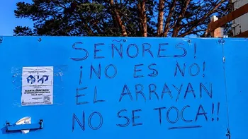 Vecinos en alerta máxima en Bariloche: buscan salvar un histórico arrayán (Gentileza El Cordillerano) Vecinos en alerta máxima en Bariloche: buscan salvar un histórico arrayán (Gentileza El Cordillerano)