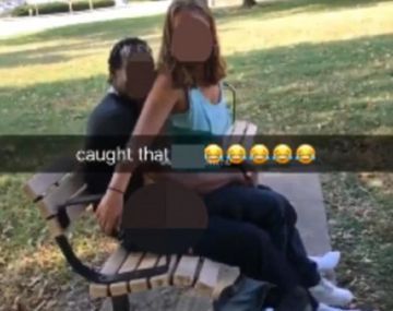 VIDEO: Atrapan a una pareja teniendo sexo en una plaza a plena luz del día