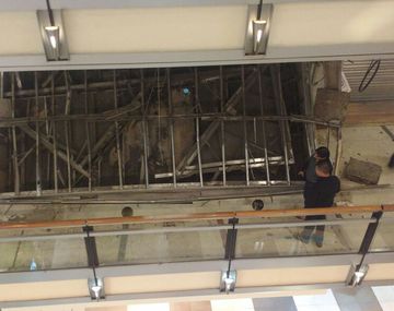 Se cayó parte del techo del shopping Abasto