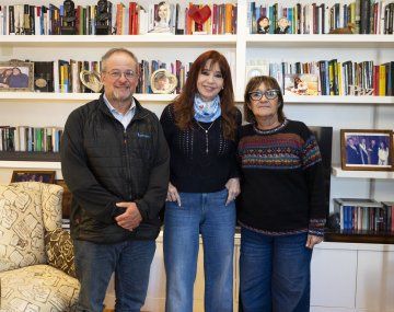 Cristina Kirchner, junto a David Edwards, secretario general de la Internacional de la Educación, y Sonia Alesso, secretaria general de la CTERA (Confederación de Trabajadores de la Educación de la República Argentina).