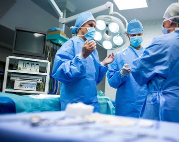 Denuncian que no entregan prótesis quirúrgicas por la disparada del dólar