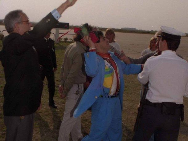 Publican fotos inéditas de la llegada de Maradona a Newells