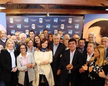 El PJ recibe a líderes opositores para armar un frente que apoye a Alberto Fernández y a CFK