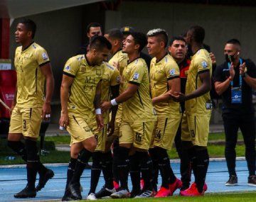 El equipo de fútbol de Colombia Águilas Doradas sale a la cancha con 7 jugadores por casos de coronavirus - @AguilasDoradas