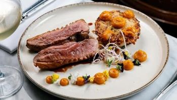 Con platos disruptivos y productos frescos, este bodegón de Palermo es uno de los más elegidos por los comensales. Con platos disruptivos y productos frescos, este bodegón de Palermo es uno de los más elegidos por los comensales.