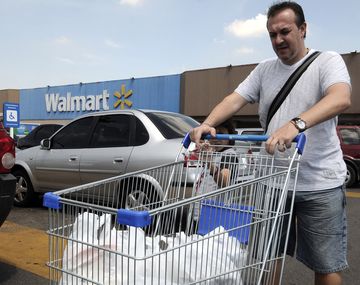 Desde este domingo los súper dejan de dar bolsas plásticas en la Ciudad