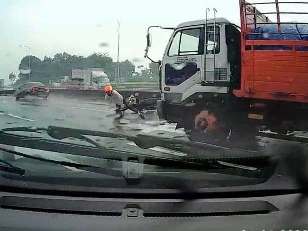 Milagro en la autopista: así se salvó un motociclista luego de caer en medio de un diluvio
