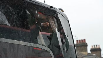 suspenderan de por vida a hinchas del west ham que agredieron el micro del united suspenderan de por vida a hinchas del west ham que agredieron el micro del united