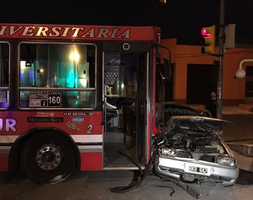 Un colectivo de la línea 160 chocó con un auto en Valentín Alsina, hay un muerto