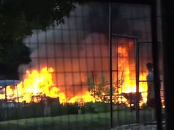 Voraz incendio en el Club Náutico de Gualeguaychú (captura de video).