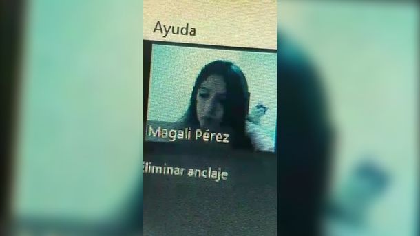 Una chica estaba en una clase online y su gatito la atacó por la espalda