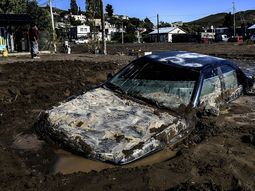Un auto quedó incrustado en el suelo de Barrio Laprida Un auto quedó incrustado en el suelo de Barrio Laprida