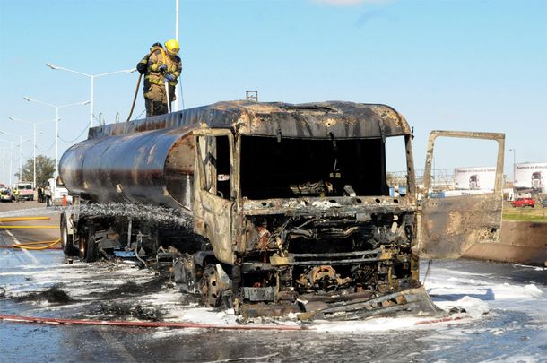 Explotó un camión cargado de combustible en Rosario