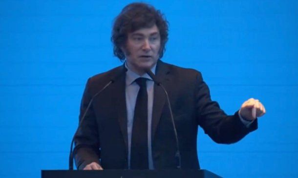 Orgulloso de su motosierra y licuadora, Javier Milei promete que se caerán 70.000 contratos más