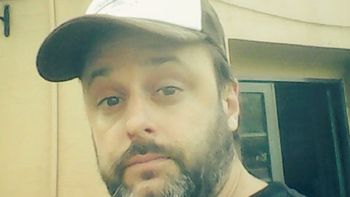 Alejandro Pollo Cerviño, la voz del estadio de Quilmes, fue detenido por cargar a los hinchas de Lanús. Alejandro Pollo Cerviño, la voz del estadio de Quilmes, fue detenido por cargar a los hinchas de Lanús.