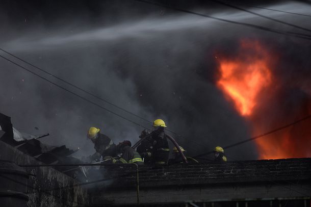 Se incendia un depósito de camiones en Caseros