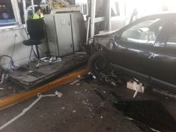 Así quedó el auto sobre el peaje en la Panamericana Así quedó el auto sobre el peaje en la Panamericana