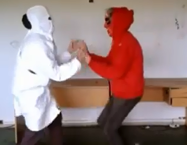 Volvió el fantasma de la B al ritmo de la Mona Jiménez