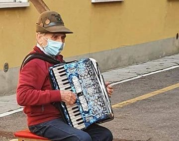 Tiene 81 años y se puso a tocar el acordeón frente al hospital para acompañar a su mujer
