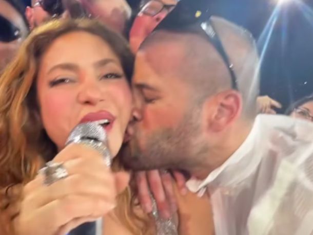 Viral: la reacción de Shakira a un beso inesperado de un fanático en plena gira mundial