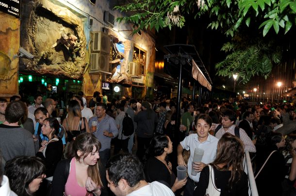 Cientos de jóvenes celebraron San Patricio en la Ciudad