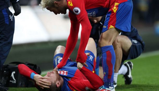 Wickham se retiró en camilla del estadio