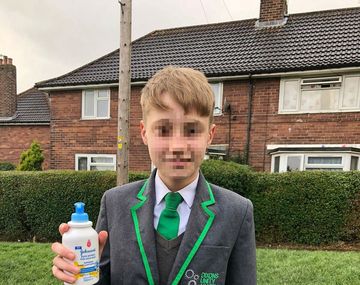 Oliver Cooper fue expulsado de su colegio en el Reino Unido por vender alcohol en gel