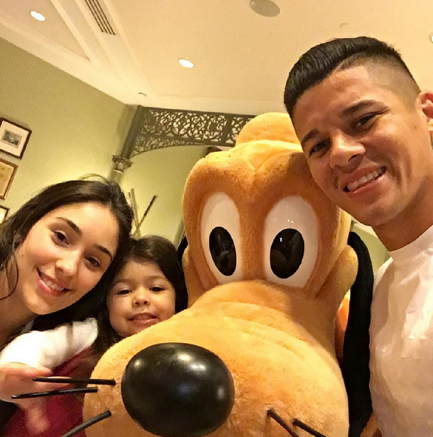 Como no lo dejaron viajar con la Selección, Marcos Rojo disfruta con su familia en Disney