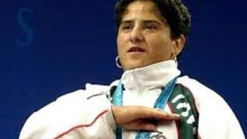 Soraya Jimenez gana la nedalla de oro al levantar 215 kg en los Juegos Olímpicos del 2000. Soraya Jimenez gana la nedalla de oro al levantar 215 kg en los Juegos Olímpicos del 2000.