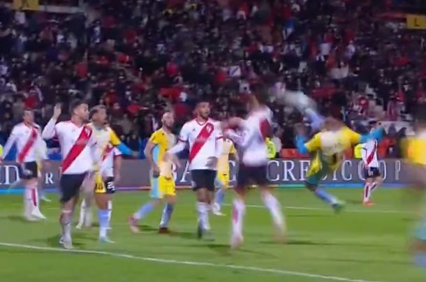 El impresionante golazo de chilena de Temperley para empatarle sobre la hora a River