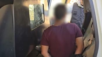 El delincuente está acusado de robar pertenencias del interior de un auto. El delincuente está acusado de robar pertenencias del interior de un auto.