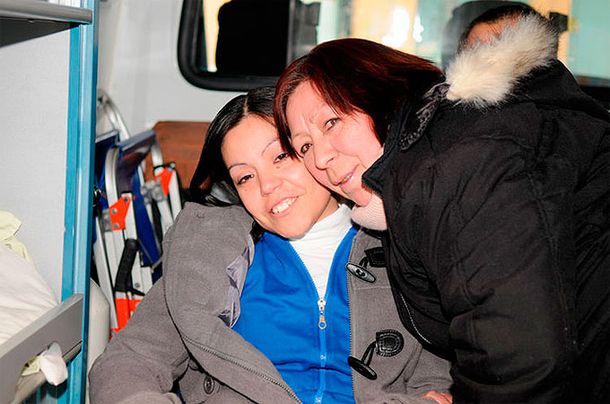 Natalia Meza (izquierda) al salir de la clínica (Gentileza: Clarín)