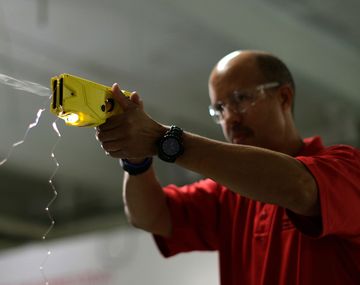 Macri vuelve a la carga por las pistolas Taser y busca llevarlas a todo el país