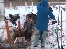 Un bloguero pasó 24 horas enterrado dentro de un ataud Un bloguero pasó 24 horas enterrado dentro de un ataud