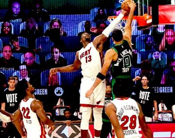 ¡De no creer! Adebayo protagonizó la jugada del año en el triunfo de Miami Heat en la NBA