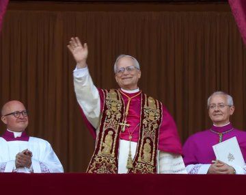 Así fue la salida del papa León XIV al balcón del Vaticano