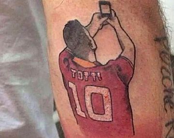 Un fanático de Totti decidió llevar su famosa selfie en la piel