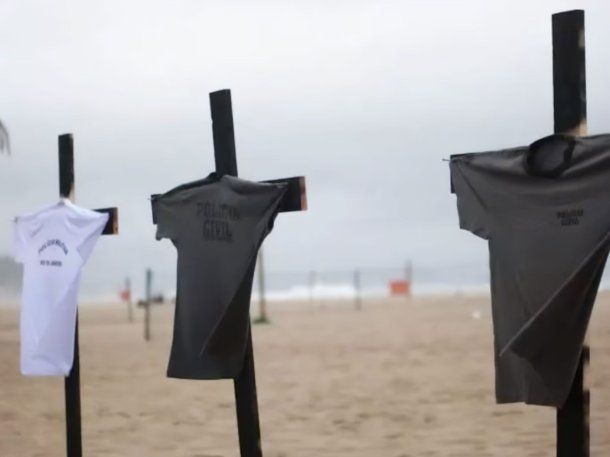 Armaron en una playa de Río de Janeiro un santuario por los policías caídos en el operativo contra Comando Vermelho Armaron en una playa de Río de Janeiro un santuario por los policías caídos en el operativo contra Comando Vermelho