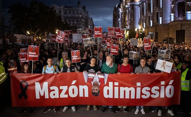 Escándalo en Valencia: miles de personas reclamaron la dimisión del presidente de la comunidad