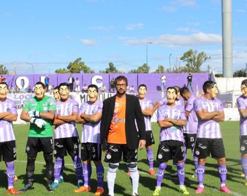 Los atracadores de la C:  Sacachispas salió a la cancha como La Casa de Papel