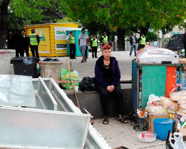 Desalojan a puesteros de la plaza Constitución