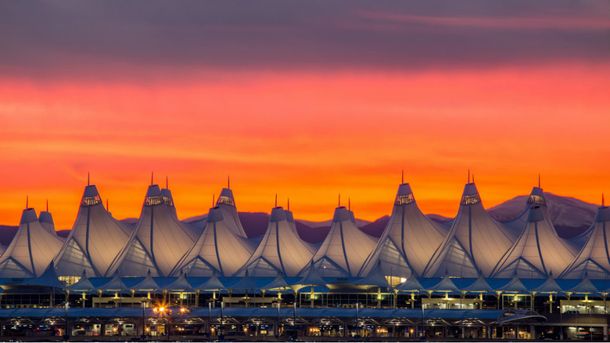 El aeropuerto de Denver parece un campamento pero es una obra de ingeniería