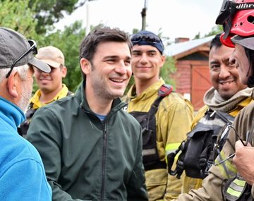 El gobernador Ignacio Torres agradece el trabajo realizado por los brigadistas.