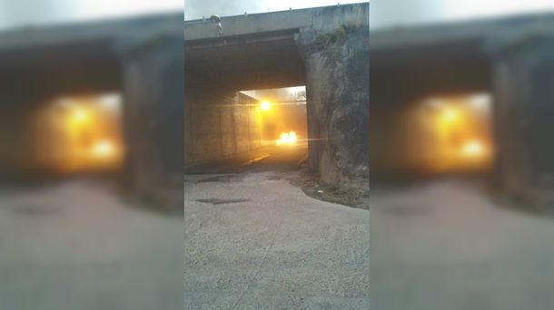 El cuerpo fue encontrado al controlar las llamas en un auto (La Voz del Interior)