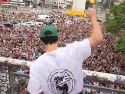 Un multitud se reunió en el Obelisco para ver a un influencer hacer el reto de las dominadas