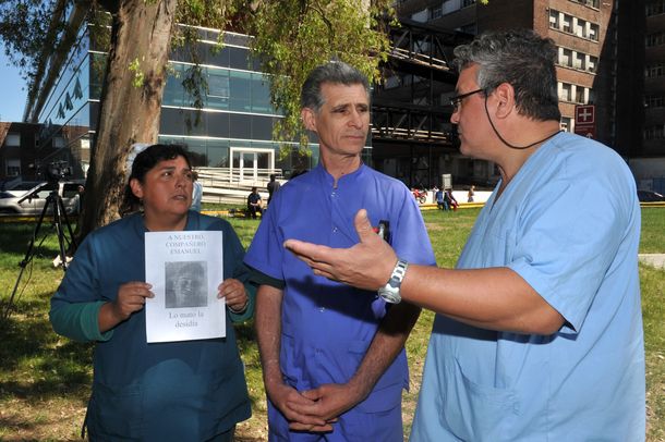 Paro en el hospital Posadas por el camillero héroe
