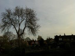 VIDEO: una adolescente asegura que filmó un OVNI sobre el cielo de Inglaterra