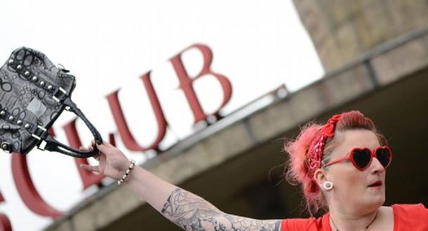 Todos quieren ser olímpicos: mirá el desopilante mundial de revoleo de carteras