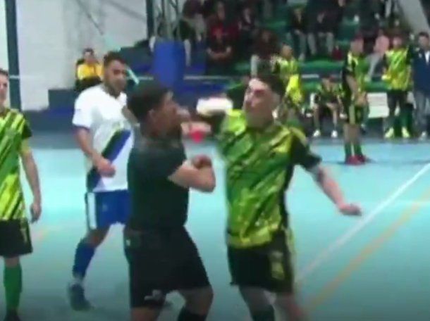 Escándalo en Pinamar: un jugador agredió a un árbitro y desató el caos en un partido de futsal